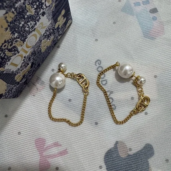 Dior Pearl Earrings With Integrated Buckle And Logo Embellishment - Picture 5 of 5
